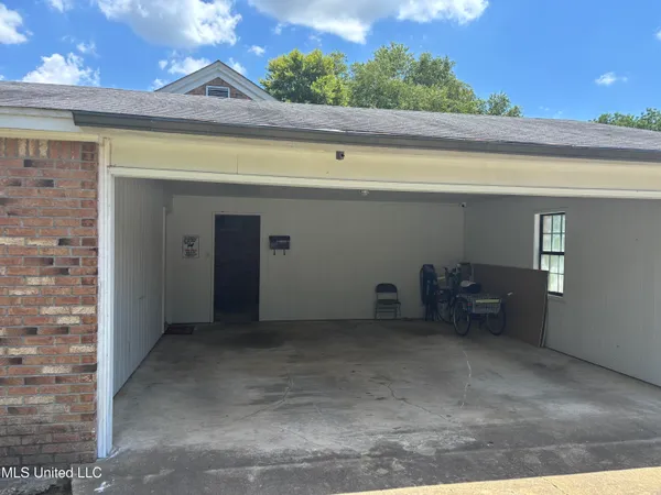 $175,000 | 814 West Claiborne Avenue, Greenwood, MS 38930