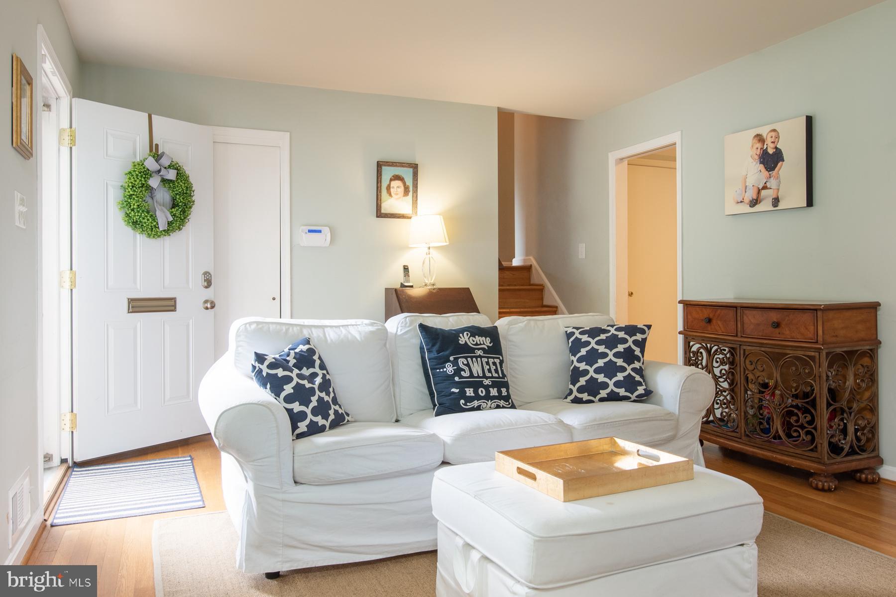 8425 Fort Hunt Road Alexandria, VA 22308 - Photo 2 of 24 Front family room off the kitchen
