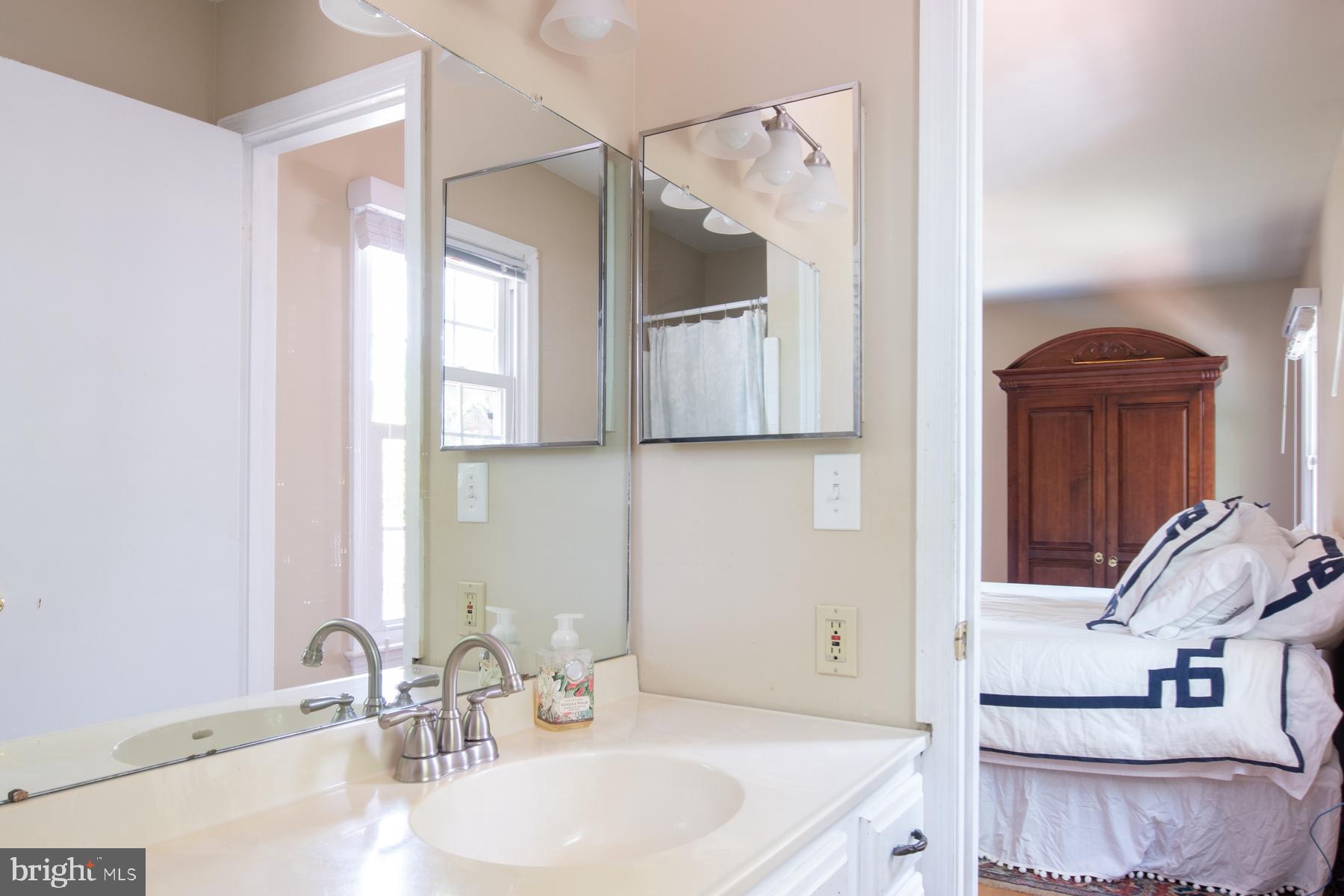 8425 Fort Hunt Road Alexandria, VA 22308 - Photo 8 of 24 en suite master bathroom