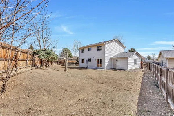 a view of backyard of the house