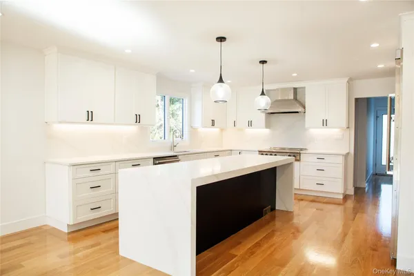 $2,750,000 | 6 Clearmeadow Court, Woodbury, NY 11797