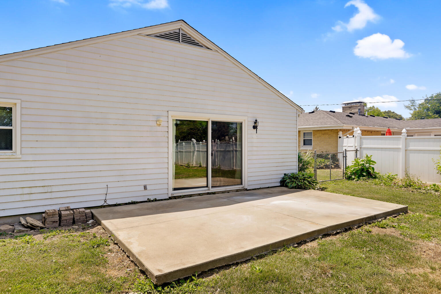 1220 West Semor Drive Decatur, IL 62521 - Photo 4 of 27 a front view of a house with a yard