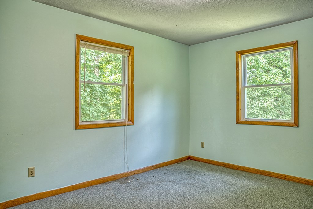 541 Bennett Road Sparta, TN 38583 - Photo 17 of 27 an empty room with a window