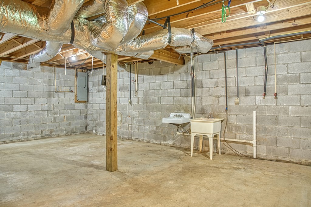 541 Bennett Road Sparta, TN 38583 - Photo 20 of 27 a view of a patio with table and chairs