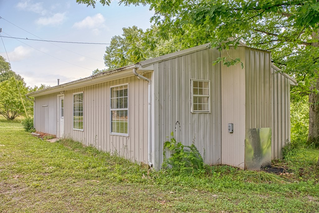 541 Bennett Road Sparta, TN 38583 - Photo 24 of 27 a backyard of a house with plants and large tree