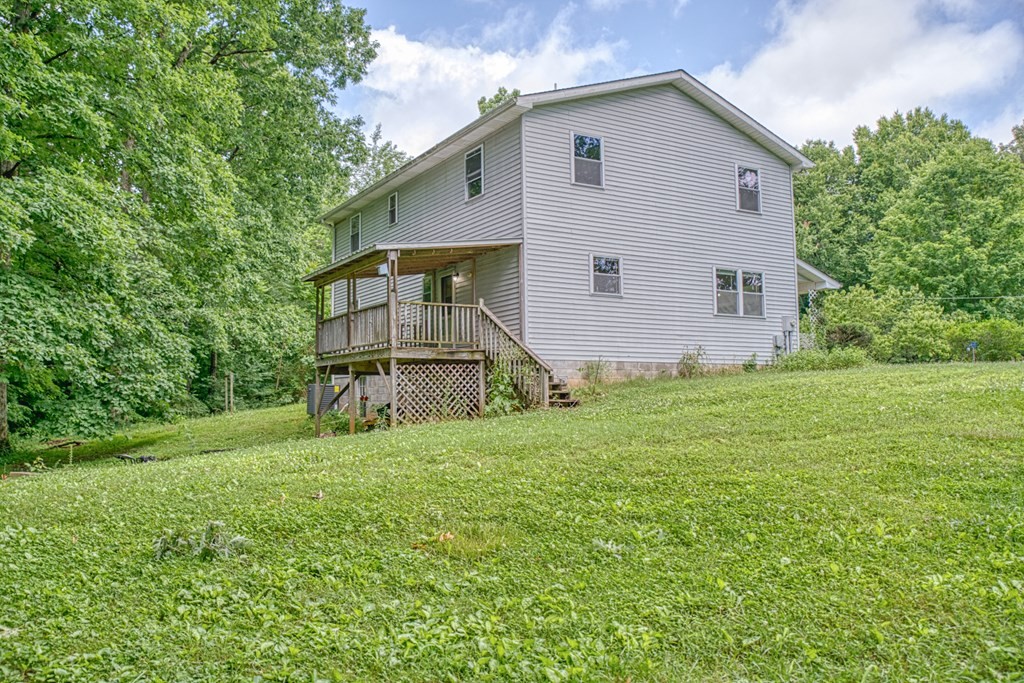 541 Bennett Road Sparta, TN 38583 - Photo 26 of 27 a view of a house with backyard and garden