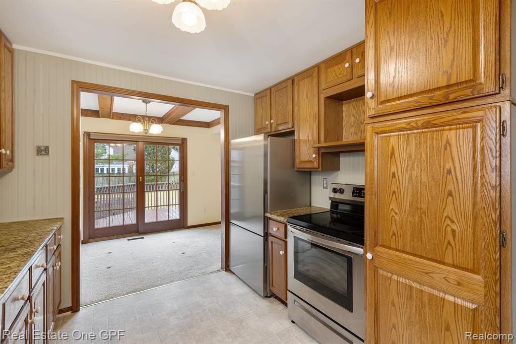 879 Roslyn Road Grosse Pointe Woods, MI 48236 - Photo 14 of 39