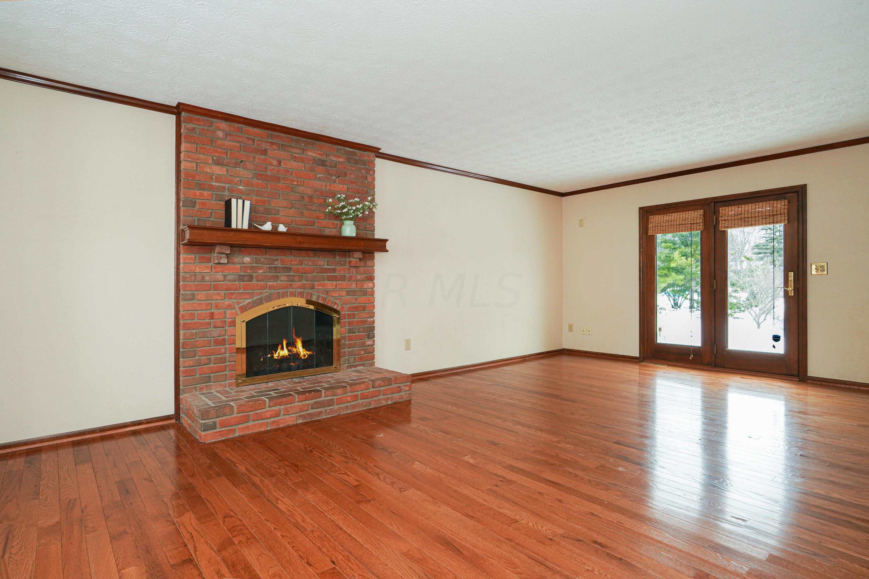 5407 Roscommon Road Dublin, OH 43017 - Photo 7 of 37 Updated hardwood flooring and gas log fireplace.