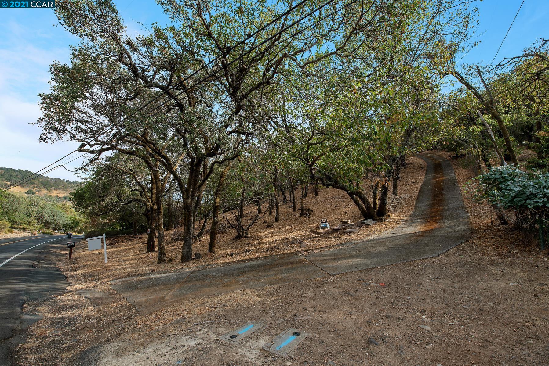 1424 Rockville Road Fairfield, CA 94534 - Photo 11 of 28 a view of dirt yard with a large tree