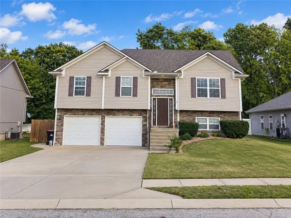 $325,000 | 605 Oakmont Drive, Warrensburg, MO 64093
