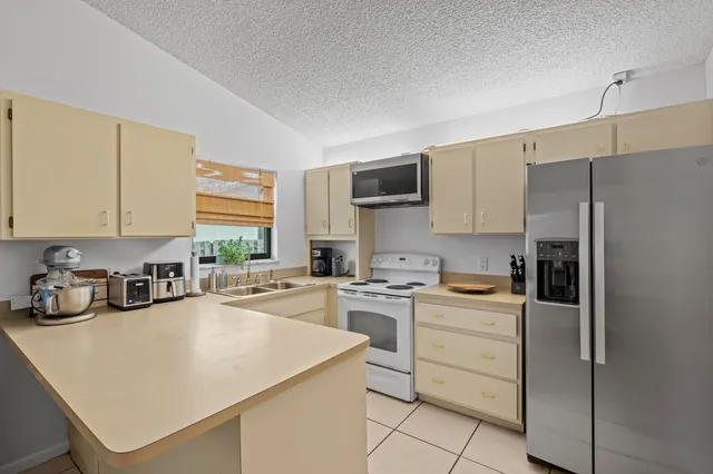 $310,000 | 53 Southeast Ontario Way, Stuart, FL 34997