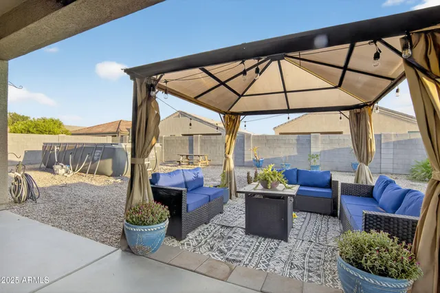 a view of a house with backyard