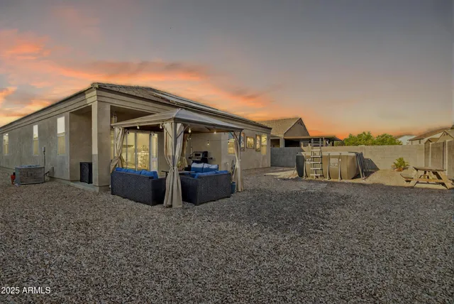 a view of a house with backyard