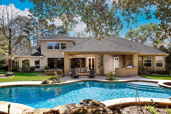 $2,350,000 | 22 West Bracebridge Circle, The Woodlands, TX 77382