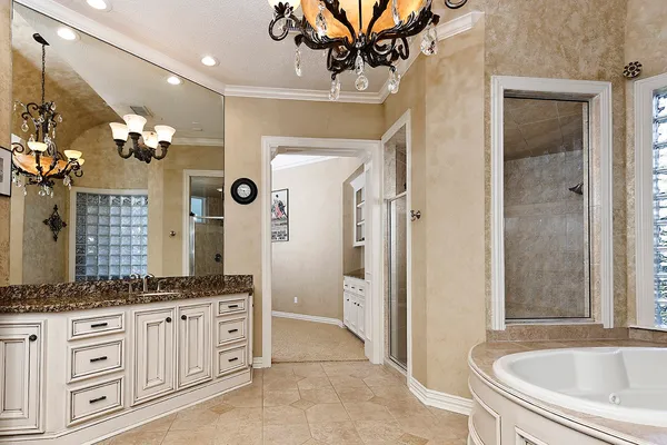 $2,350,000 | 22 West Bracebridge Circle, The Woodlands, TX 77382