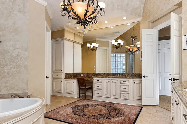 $2,350,000 | 22 West Bracebridge Circle, The Woodlands, TX 77382