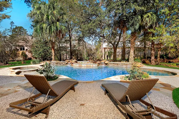 $2,350,000 | 22 West Bracebridge Circle, The Woodlands, TX 77382