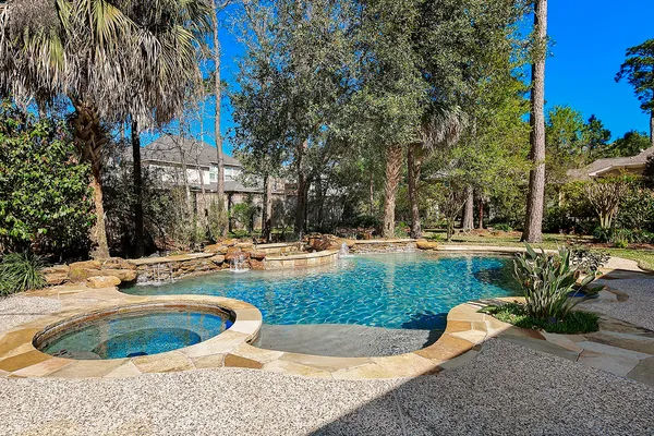 $2,350,000 | 22 West Bracebridge Circle, The Woodlands, TX 77382