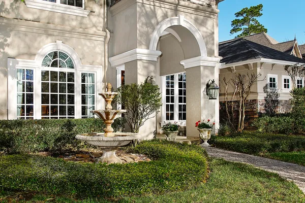 $2,350,000 | 22 West Bracebridge Circle, The Woodlands, TX 77382