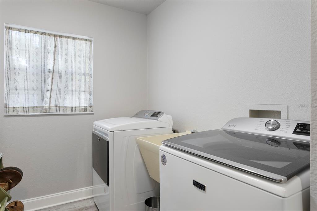 6712 Jennifer Drive Temple Terrace, FL 33617 - Photo 26 of 30 a utility room with dryer and washer