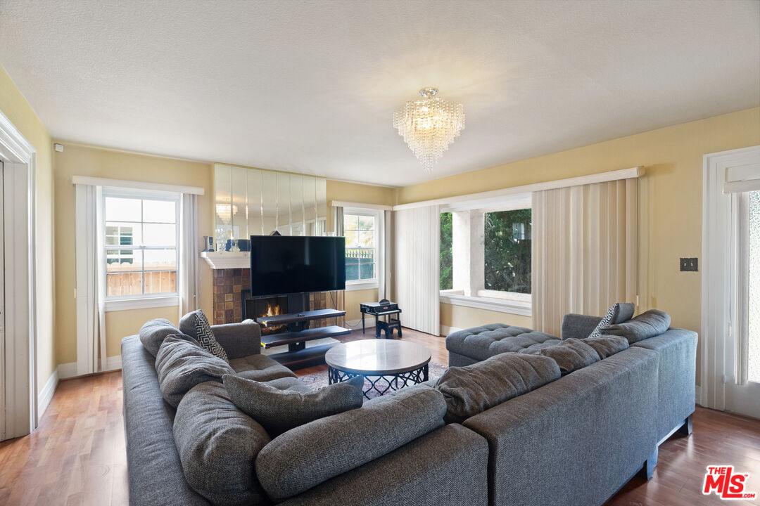 2014 Wellington Road Los Angeles, CA 90016 - Photo 4 of 10 Gallery Image 4