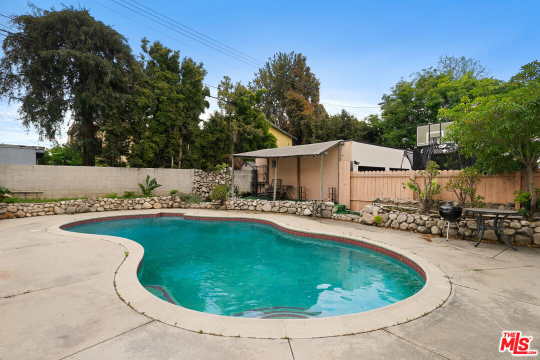 2014 Wellington Road Los Angeles, CA 90016 - Photo 9 of 10 Gallery Image 9