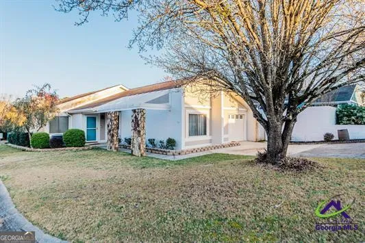 a view of a house with backyard