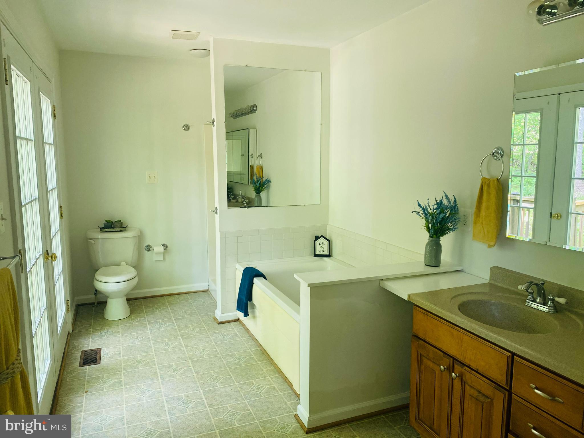 128 Orchard Road Linden, VA 22642 - Photo 18 of 25 Owner's suite full bath