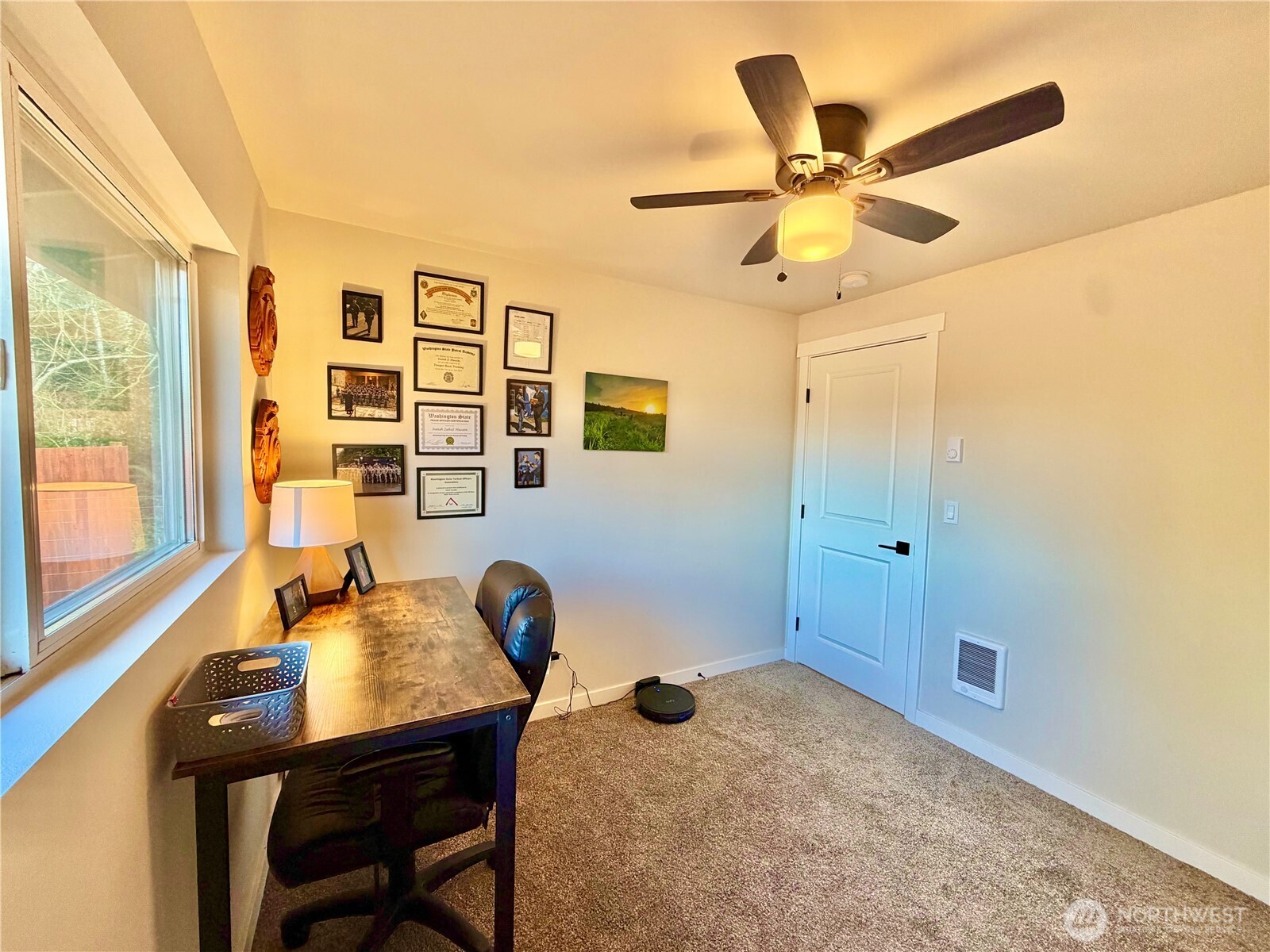 1608 South Evans Street Aberdeen, WA 98520 - Photo 12 of 20 a workspace with furniture and window