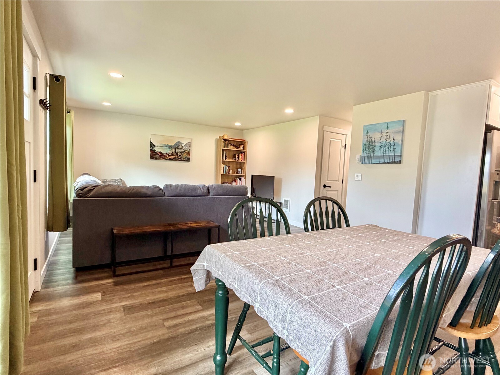 1608 South Evans Street Aberdeen, WA 98520 - Photo 4 of 20 a view of a dining room with furniture