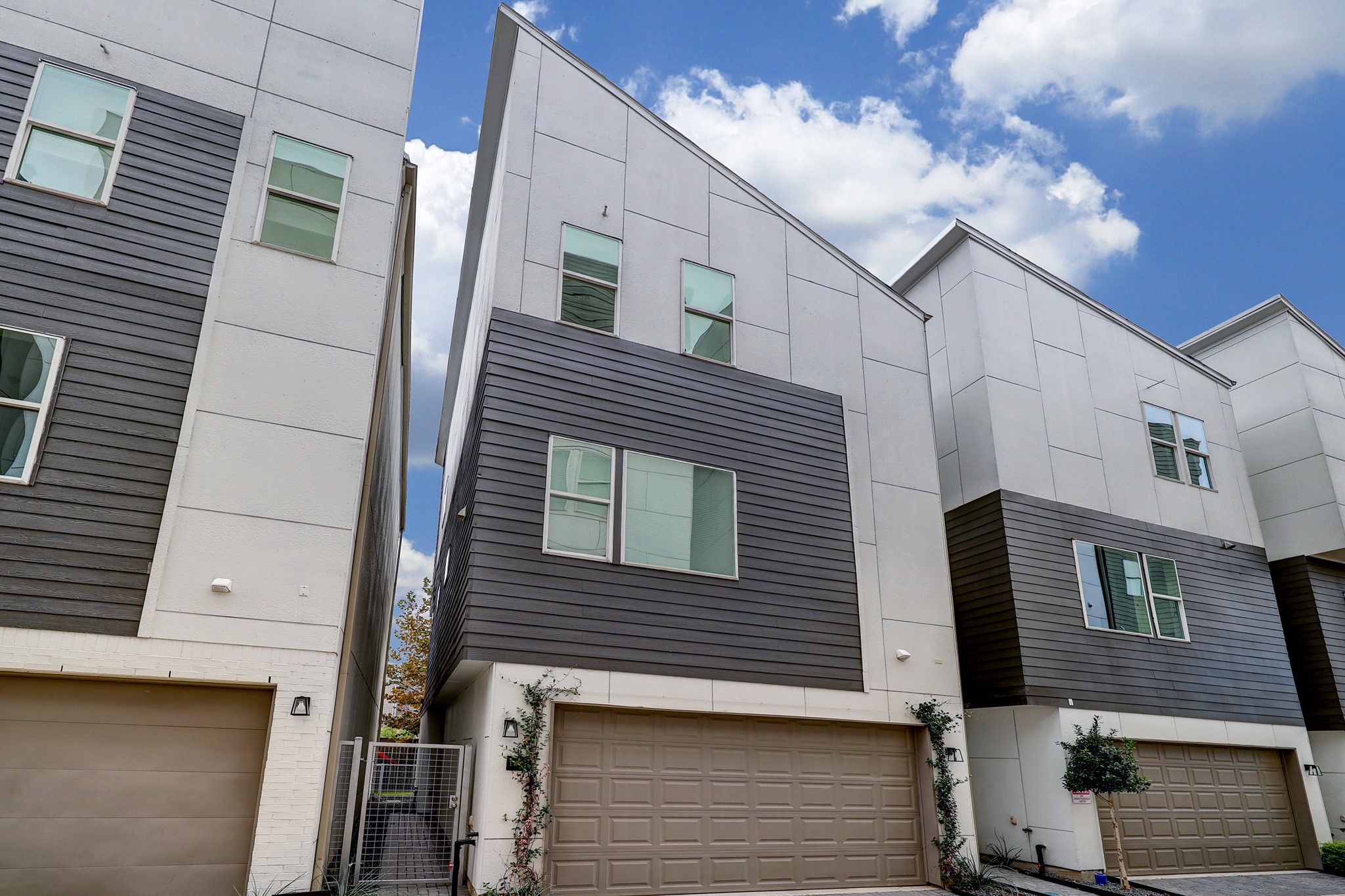 1203 Hickory Street, Unit D Houston, TX 77007 - Photo 2 of 23 a view of a house with a balcony