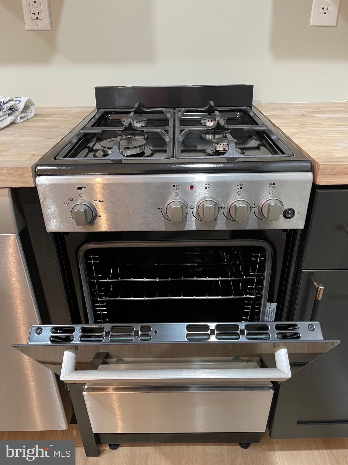 620 3rd Street Southwest Washington, DC 20024 - Photo 27 of 44 a close view of stove top oven