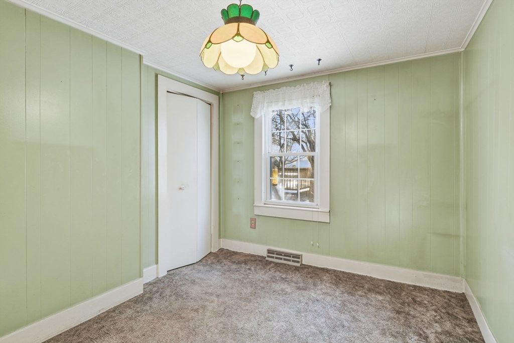 138 Warrenton Street Springfield, MA 01109 - Photo 17 of 33 an empty room with a window