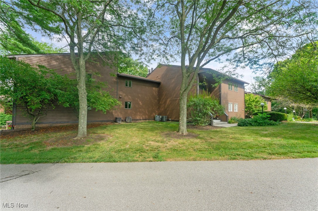 1175 East Calla Road, Unit C215 Youngstown, OH 44514 - Photo 43 of 44 Coming around the corner