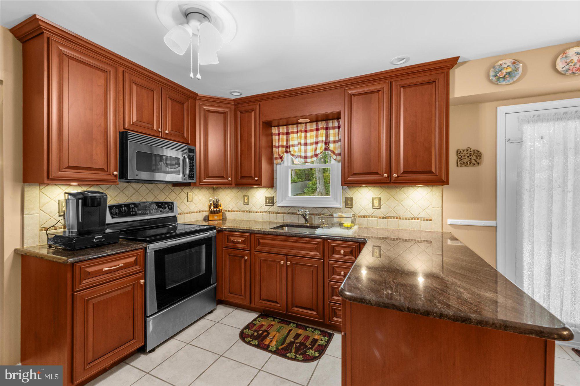 945 Roberts Road Bensalem, PA 19020 - Photo 7 of 36 Beautiful Kitchen