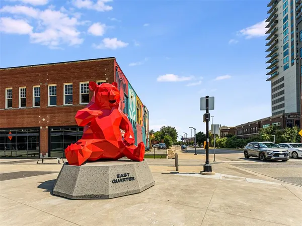 a tall buildings in the middle of a city