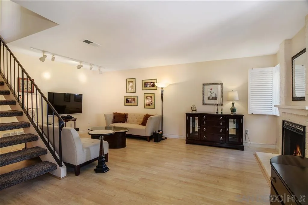 210 Countryhaven Road Encinitas, CA 92024 - Photo 3 of 25 a living room with furniture