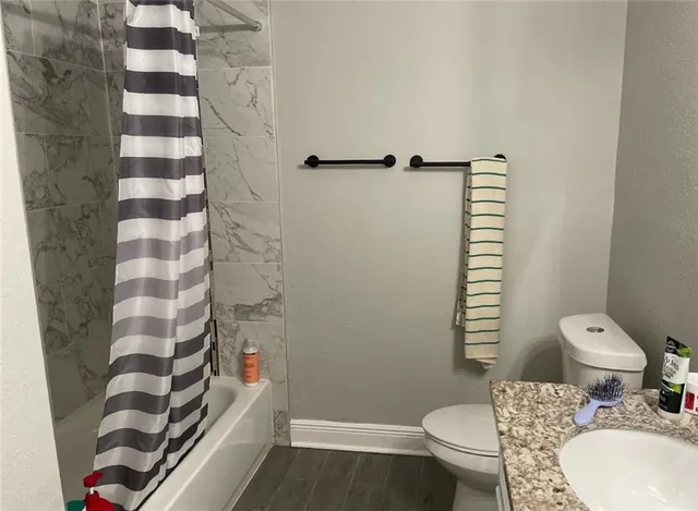 $2,400 | 3805 North Deerwood Drive, Harvey, LA 70058