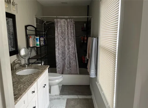 $2,400 | 3805 North Deerwood Drive, Harvey, LA 70058