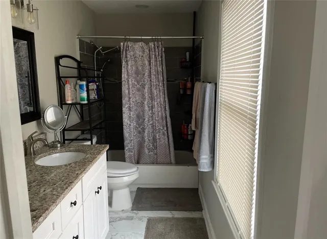 $2,400 | 3805 North Deerwood Drive, Harvey, LA 70058