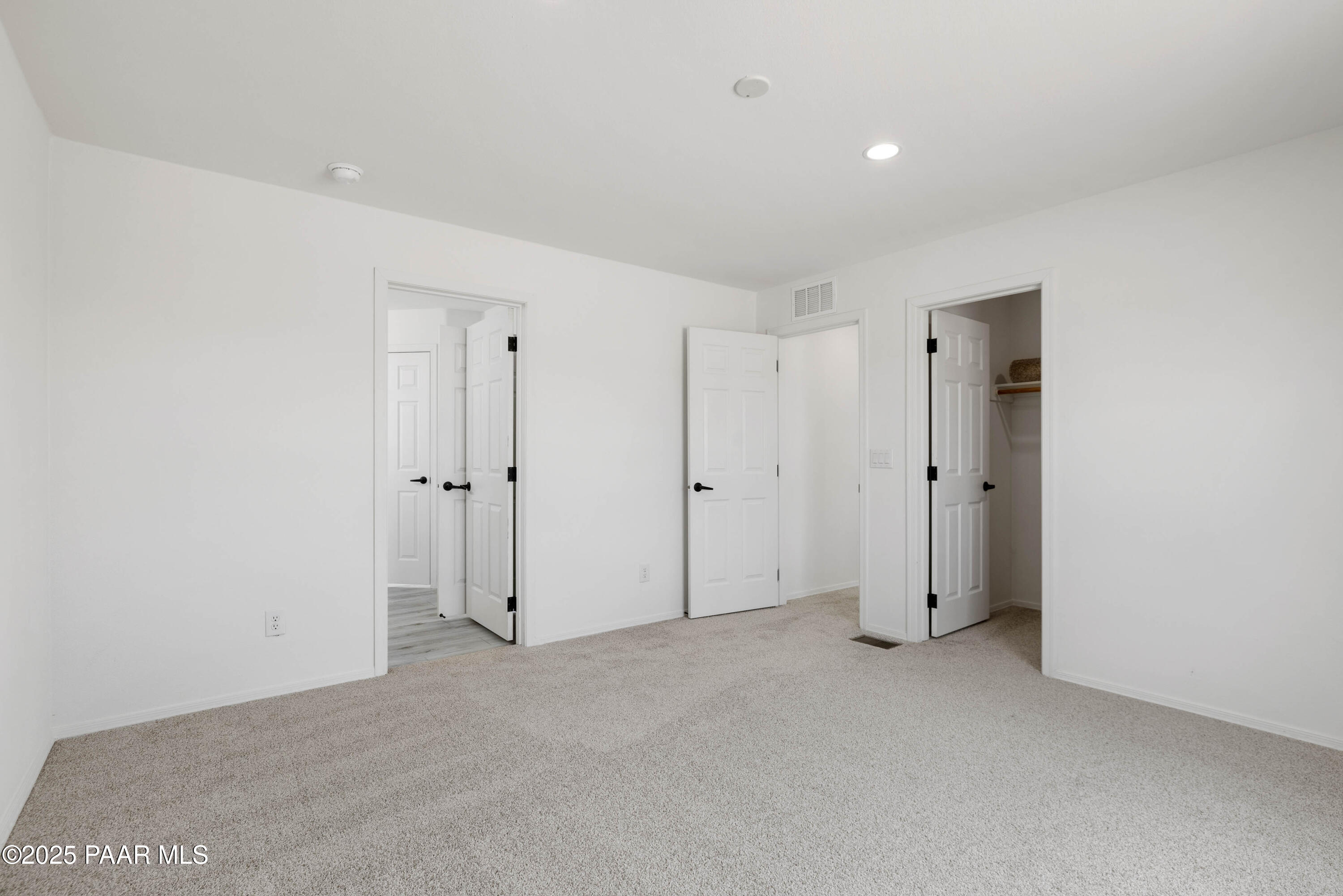 1475 Kings Court Road Paulden, AZ 86334 - Photo 17 of 36 22-Primary Bedroom (3)