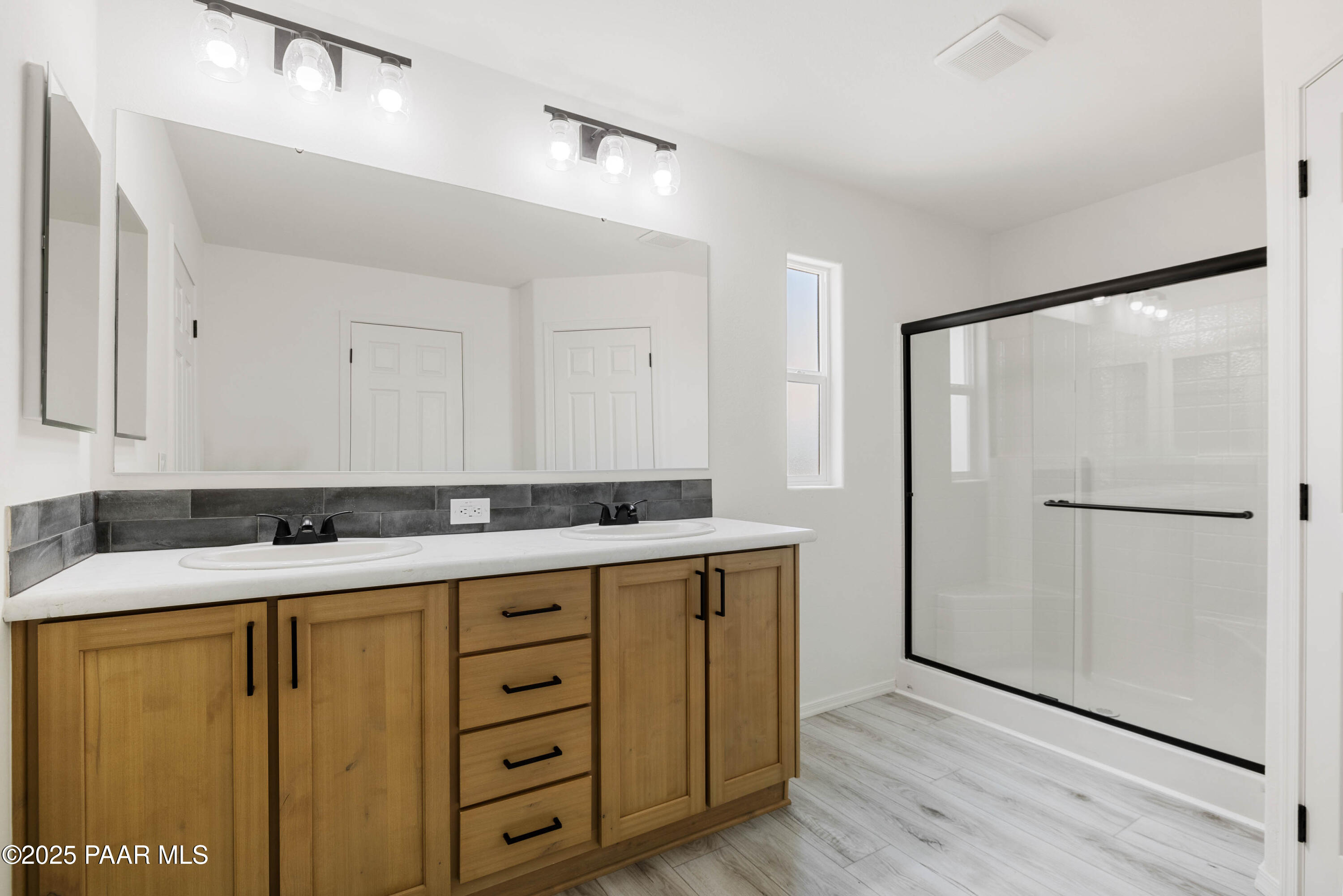 1475 Kings Court Road Paulden, AZ 86334 - Photo 18 of 36 24-Primary Bathroom