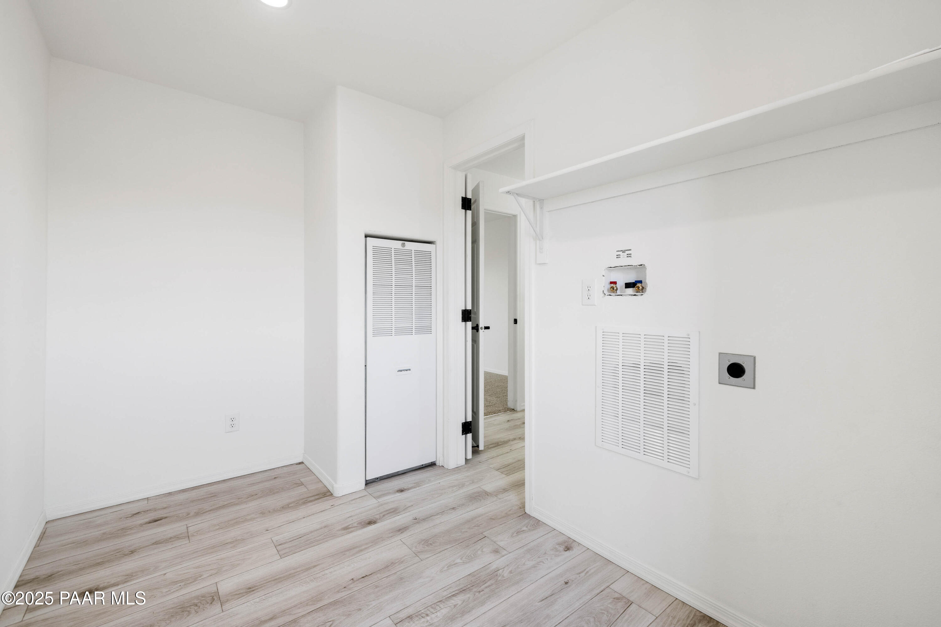1475 Kings Court Road Paulden, AZ 86334 - Photo 30 of 36 26-Laundry Room (2)