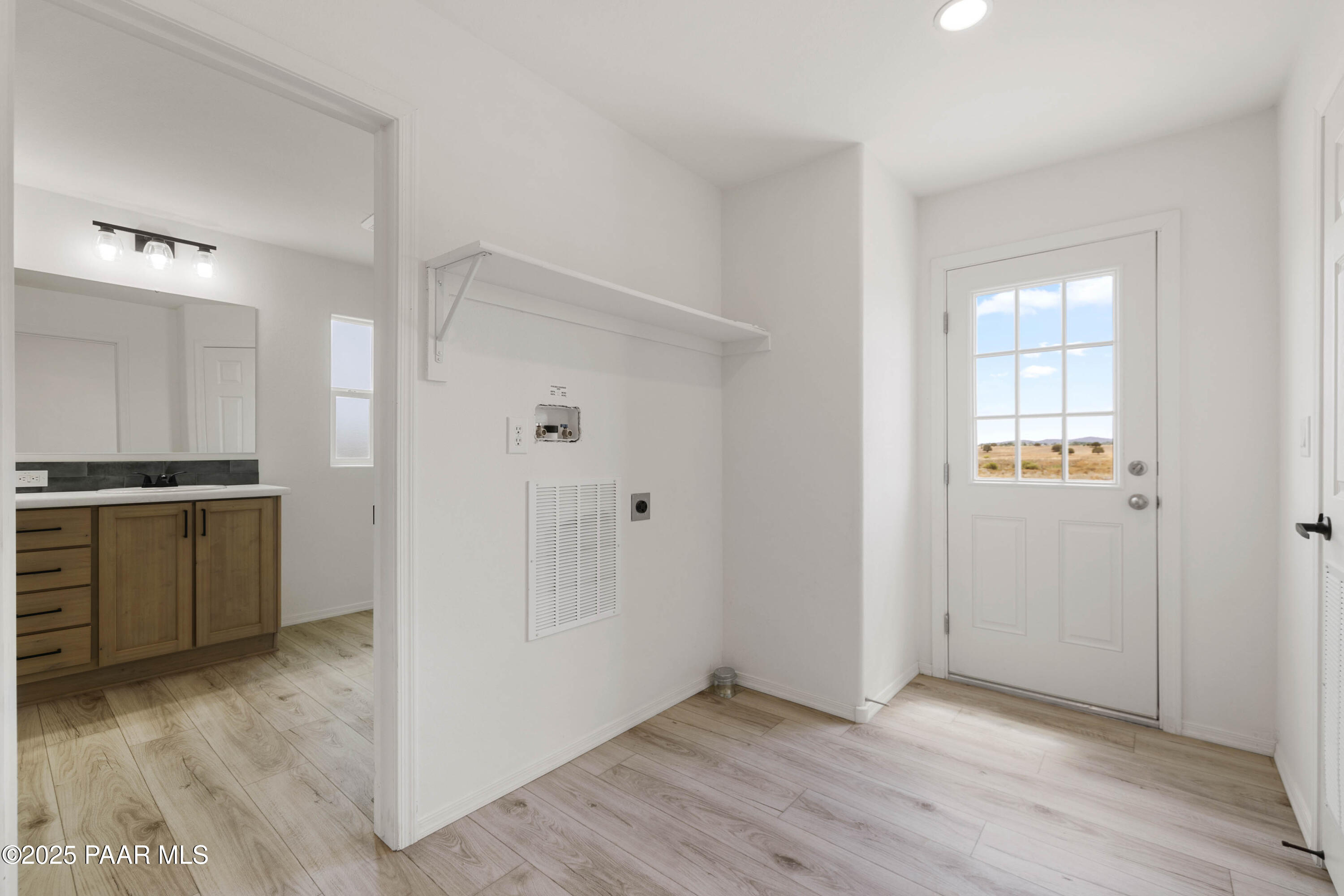 1475 Kings Court Road Paulden, AZ 86334 - Photo 31 of 36 25-Laundry Room (1)