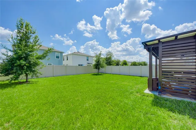 a view of a backyard