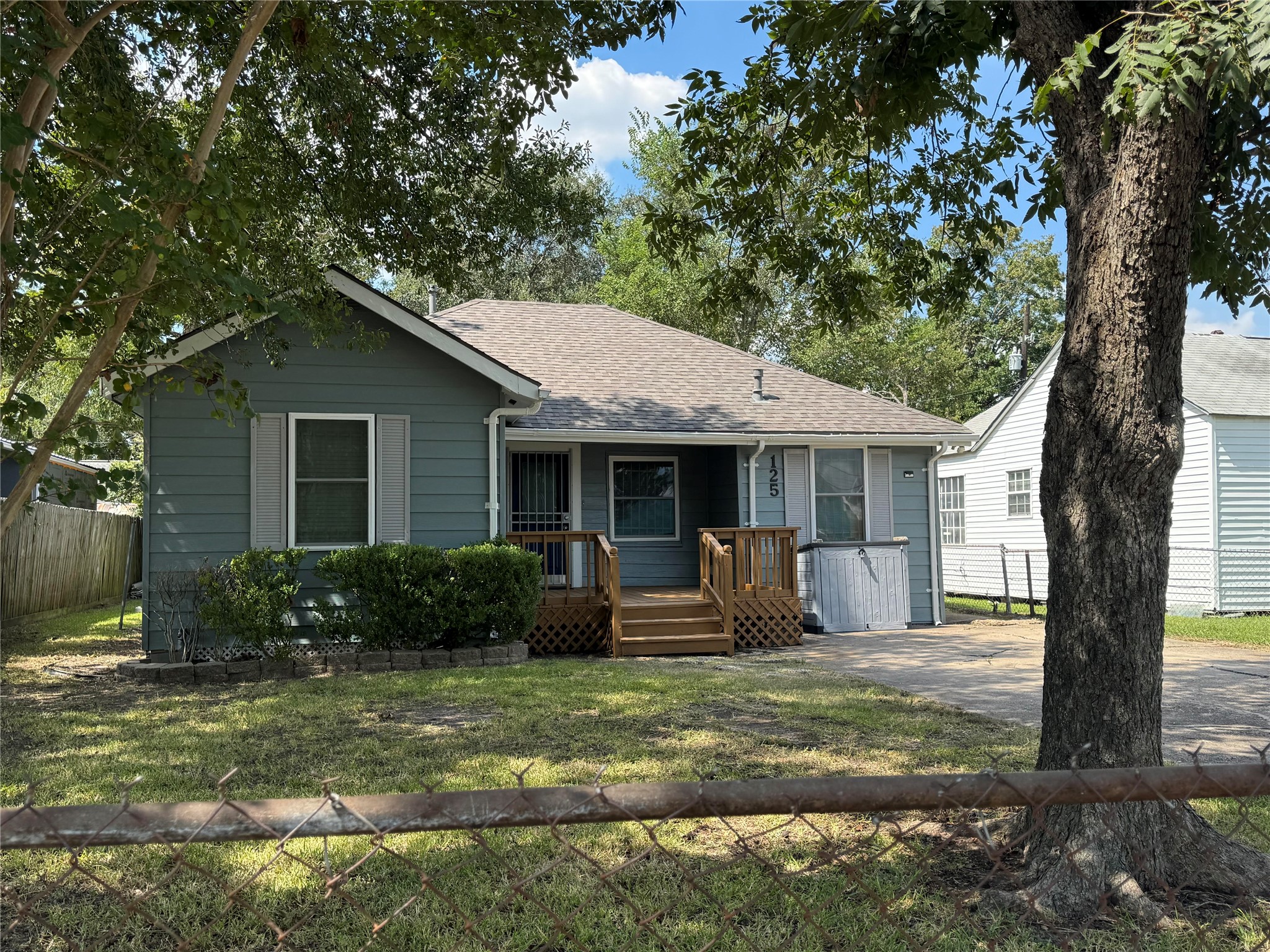 125 Pomeroy Street Pasadena, TX 77506 - Photo 1 of 19 a front view of a house with garden and porch