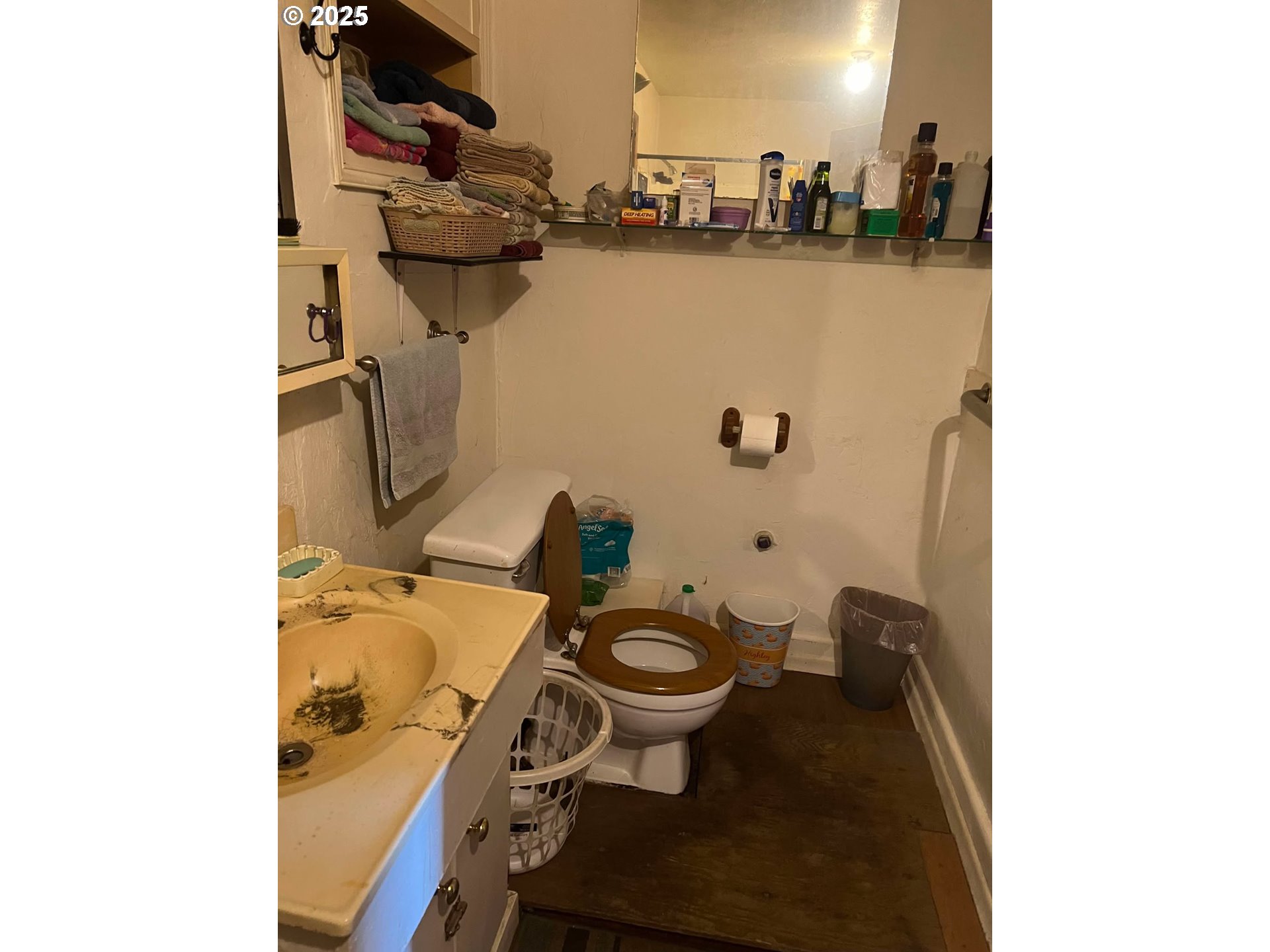 718 Southeast Washington Street Willamina, OR 97396 - Photo 14 of 32 Bathroom