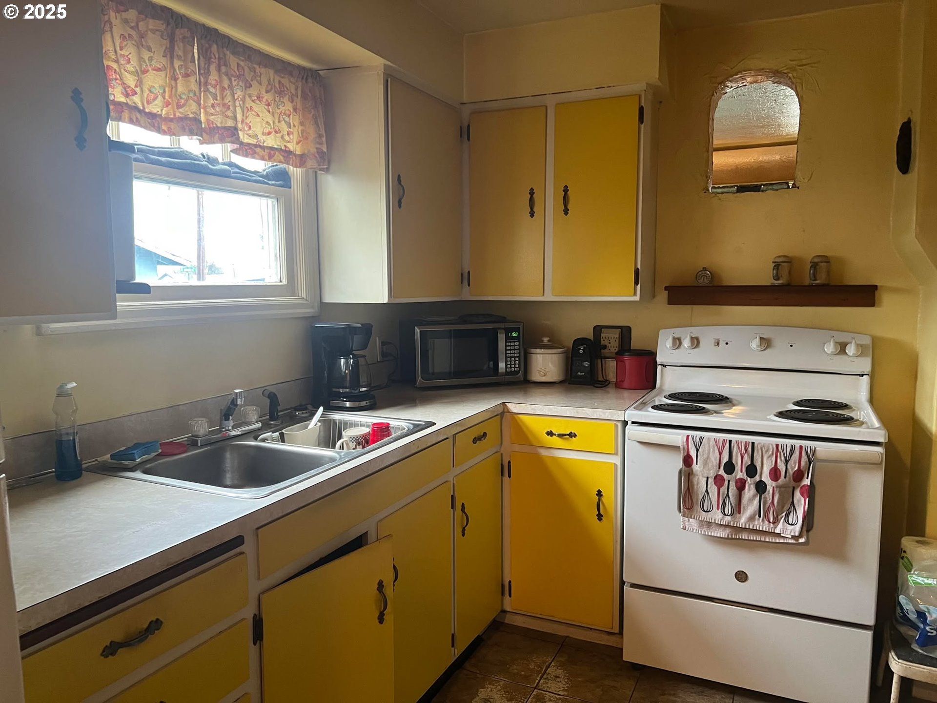 718 Southeast Washington Street Willamina, OR 97396 - Photo 27 of 32 Kitchen