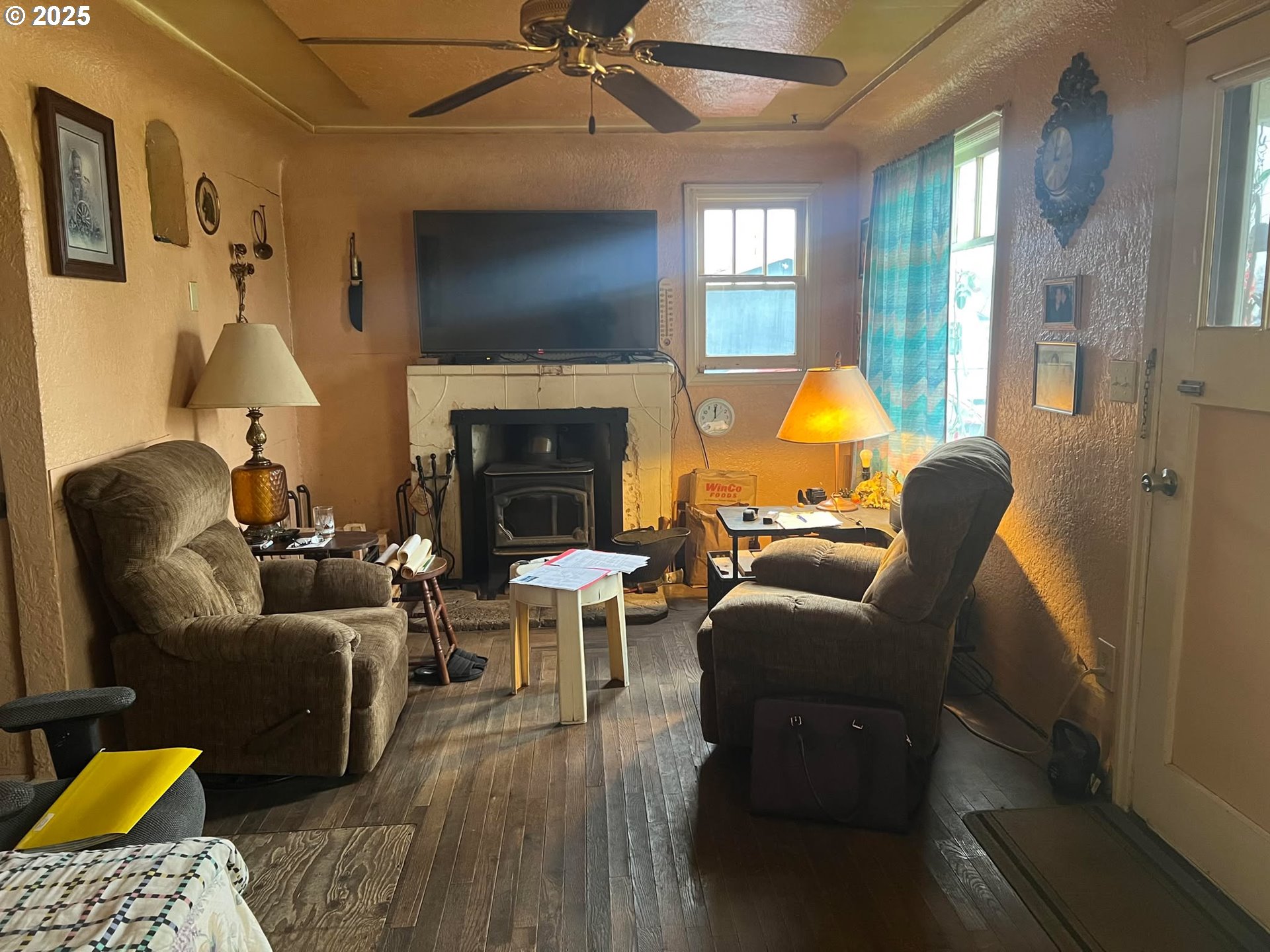 718 Southeast Washington Street Willamina, OR 97396 - Photo 8 of 32 Living Room