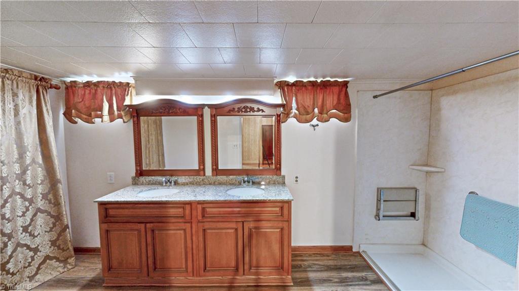 201 Kendall Mill Road Thomasville, NC 27360 - Photo 14 of 30 Bathroom